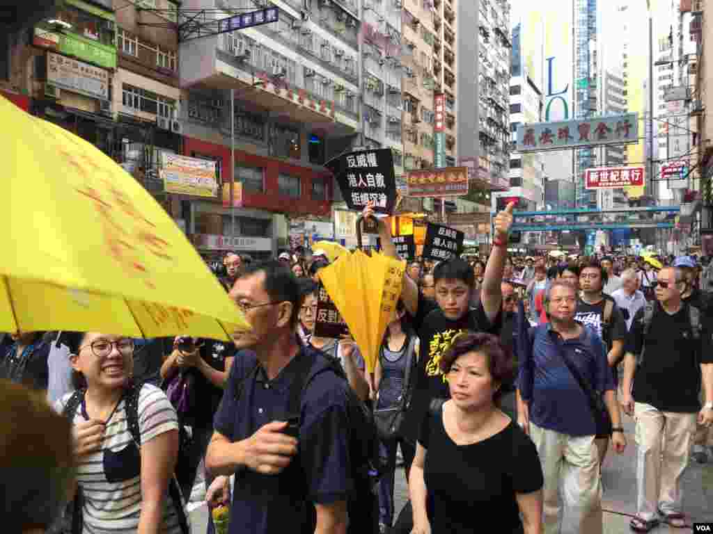香港几十个政党和团体在中国十一国庆当天下午,举行反威权大游行,抗议政治打压,要求律政司司长袁国强下台。数以万计的港人走上街头,表达反对他们看来的来自北京和香港特区政府的威权打压。