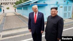 ၂၀၁၉ ဇွန် ၃၀ ရက်နေ့တုန်းက သမ္မတထရမ့်ရဲ့ မြောက်ကိုရီးယားခေါင်းဆောင် Kim Jong Un တို့ တွေ့ဆုံစဉ်