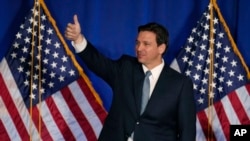 资料照片:佛罗里达州州长罗恩·德桑蒂斯2023年4月14日在新罕布什尔州曼彻斯特举行的新罕布什尔州共和党晚宴上发表讲话后竖起大拇指(美联社照片)