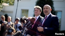 2013年10月2日,高盛公司的首席执行官布兰科费恩(左)和美利坚银行总裁兼首席执行官布莱恩•莫伊尼汉(右)到白宫和美国总统奥巴马进行交谈之后对记者发表讲话的照片。