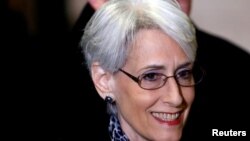 资料照片:温迪·谢尔曼抵达位于日内瓦的联合国欧洲总部参加有关叙利亚问题的会议。(2014年2月13日)