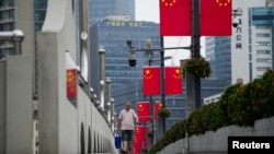 上海街头挂起中国国旗庆祝国庆。(2023年9月27日)