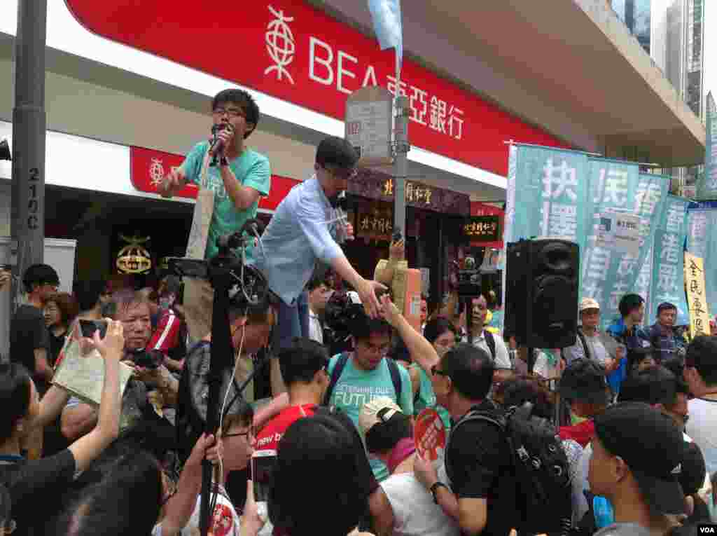 数万港人参加七一大游行誓言守护香港(美国之音海彦拍摄)