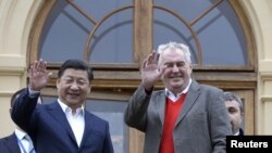 捷克共和国总统泽曼在布拉格附近的拉尼庄园欢迎中国国家主席习近平的到访 (2016年3月28日)