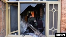 អ្នករស់នៅតំបន់កាស្មៀរកំពុងរត់នៅក្នុងទីក្រុង Srinagar នៅពេលដែលសន្តិសុខឥណ្ឌា (នៅក្រៅរូបថត) បាញ់គ្រាប់បែកបង្ហូរទឹកភ្នែក ក្នុងពេលមានការប៉ះទង្គិចគ្នា បន្ទាប់ពីរដ្ឋាភិបាលឥណ្ឌាបានដកឋានៈពិសេសក្នុងរដ្ឋធម្មនុញ្ញសម្រាប់តំបន់កាស្មៀរ។