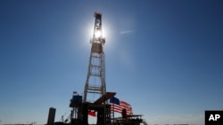 资料照 - 2020 年 7 月 29 日,德克萨斯州米德兰的一个石油钻井平台。