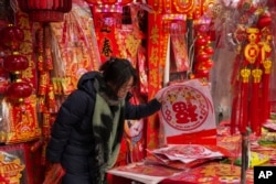 一名女子在北京一家商店购买春节年货。(2025年1月27日)