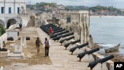 2018年10月3日,在加纳的海岸角,美国第一夫人梅拉尼亚·特朗普与海岸角城堡博物馆的教育家一起参观海岸角城堡。