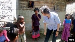 ၂၀၁၆ ဇူလိုင်လ တုန်းက ကုလသမဂ္ဂ လူ့အခွင့်အရေး အထူးကိုယ်စားလှယ် Yanghee Lee ရဲ့ ရခိုင်ပြည်နယ်ကို သွားရောက်လေ့လာစဉ်