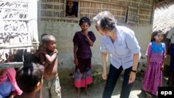 ၂၀၁၆ ခရီးစဉ်အတွင်း ရခိုင် မူဆလင်ဒေသခံတွေနဲ့ တွေ့ခဲ့တဲ့ ယန်ဟီးလီ။