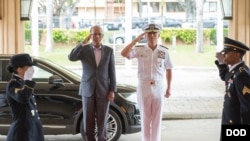 美军太平洋司令部司令哈里斯上将2016年9月29日欢迎菲律宾国防部长洛伦扎纳(左)访问夏威夷 (美国国防部照片)