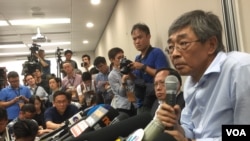 铜锣湾书店店长林荣基在记者会上称,去年10月在深圳被公安扣押,之后乘动车被带到了宁波。