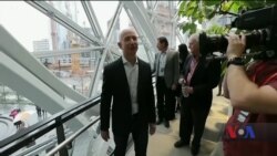 Найбагатша людина світу звинувачує видання National Enquirer у вимаганні та шантажі. Відео Найбагатша людина світу звинувачує видання National Enquirer у вимаганні та шантажі. Відео