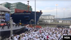 2016年6月26日,中国中远公司“中远海运巴拿马”号集装箱船穿越位于巴拿马城的新巴拿马运河扩建项目新科科利船闸。