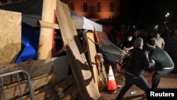 在加州大学洛杉矶分校,反抗议者冲击一座支持巴勒斯坦人的抗议营地外围的障碍物。(2024年5月1日)