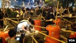 占领人士星期一晚在金钟道上架设和加固路障