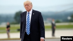 美国总统川普在戴维营附近的马里兰州黑格斯敦与国家安全委员会召开会议后准备登上空军一号。(2017年8月18日)