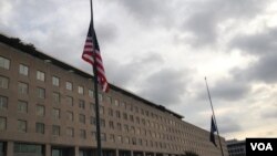 코소보의 알바니아계 마을 이즈비카에서 발생한 대량 학살 18주년을 맞아 현지 주민들이 희생자들의 이름을 살펴보고 있다. 지난 1998년부터 이듬해까지 진행된 코보소 분쟁 과정에서 세르비아군의 '인종청소'로 숨진 알바니아계 주민이 수만명에 달하는 것으로 파악된다.