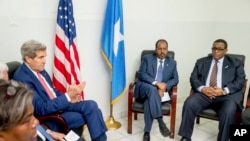 Держсекретар Джон Керрі зустрічається з президентом і прем’єр-міністром Сомалі в аеропорту Могадішо