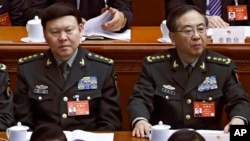 中共中央军委原政治工作部主任张阳(左)与中共中央军委原联合参谋部参谋长房峰辉在北京人大会堂参加全国人大会议。(2017年 3月8日)