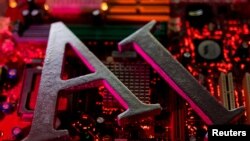 资料图片:2023年6月23日拍摄的这幅插图中,AI(人工智能)字母被放置在电脑主板上。(路透社)