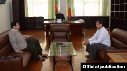 ပြန်ကြားရေးဝန်ကြီးသစ် ဦးဖေမြင့် နဲ့ လက်ရှိပြန်ကြားရေး ဝန်ကြီး ဦးရဲထွဋ် တွေ့ဆုံ။ ( ဓါတ်ပုံ-ဝန်ကြီးဦးရဲထွဋ် FB)