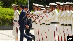 日本首相安倍晋三、防卫大臣河野太郎在东京准备检阅仪仗队