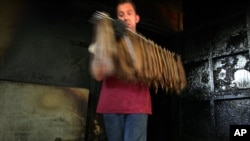 阿姆斯特丹的一名店主拿出熏鳝鱼。(2004年8月4日)