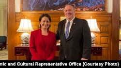 台湾驻美代表萧美琴(左)2021年3月31日在华盛顿双橡园宴请前美国国务卿蓬佩奥。(照片由驻美国台北经济文化代表处提供)