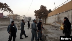 一名妇女要求把守伤害安全局长的自杀炸弹爆炸现场的卫兵让她通行