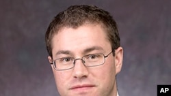 费伊认为新旧媒体乃是互补,并非取代