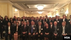 选择美国投资峰会”台湾代表团与美国官员合影(美国之音钟辰芳拍摄)