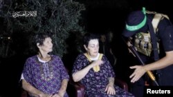 Bà Yocheved Lifshitz (trái) và bà Nurit Cooper (còn được gọi là Nurit Yitzhak) bị Hamas bắt làm con tin, được trả tự do ngày 23/10/2023.