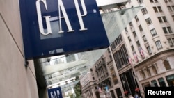 坐落在纽约第五大道上的美国休闲风服饰公司Gap的一家商店 (资料照片)