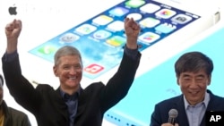 苹果首席执行官蒂姆·库克和中国移动董事长奚国华在中国移动的4G iPhone 5s和iPhone 5c在北京的销售开幕日活动中(2014年1月17日)。