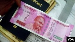 2016年11月,印度总理莫迪忽然宣布废钞令,记者在印度银行用旧钞换取新卢比。(2016年11月10日,美国之音朱诺拍摄)