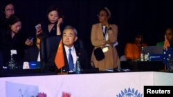 中国外长王毅在约翰内斯堡的G20外长会议上表示,中国支持一切致力于乌克兰和平的努力,包括最近美国和俄罗斯达成的共识。(路透社:2025年2月20日)