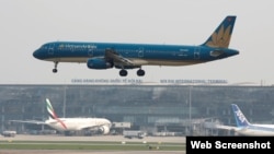 Vietnam Airlines tuyên bố sẽ tạm dừng khai thác đường bay đến Nga từ 25/3 “do vấn đề bảo hiểm phương tiện và hoạt động khai thác bay”.