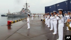 资料照片:美国“本福德”号导弹驱逐舰抵达青岛港口,中国军乐队奏乐欢迎。(2016年8月8日)