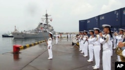 美国海军太平洋舰队的“阿利·伯克”级导弹驱逐舰“本福德”号(USS Benfold DDG-65)2016年8月8日访问中国北海舰队青岛军港。中国军乐队奏乐。