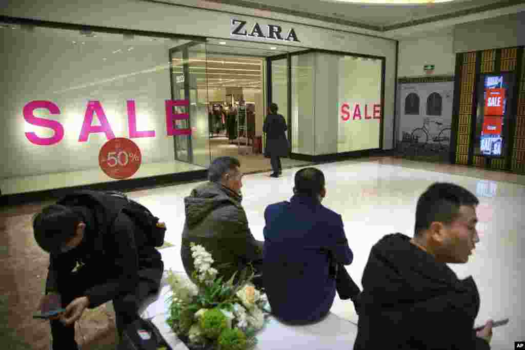 2018年1月12日,在北京一家购物中心的Zara商店外,购物者们看着他们的智能手机。西班牙著名品牌,世界四大时装连锁机构之一zara的中国网站(zara.cn)的“JOIN LIFE”栏目下的“收取衣服”选项介绍中,将台湾称为“国家”。被发现后,zara立即在其官网上道歉,表示: “公司已于第一时间更改该页面的违法违规内容,同时进行全面自查,进一步加强官方网站及APP信息内容合法性审查和管理。”上海市网信办星期五向zara.cn和美敦力公司网站发出《互联网站整改通知书》,责令两家网站立即更改内容,刊发致歉声明,全面自查,按时提交书面整改报告。