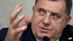 波黑主席团塞族代表多迪克在波斯尼亚首都萨拉热窝举行记者会(2021年11月8日)