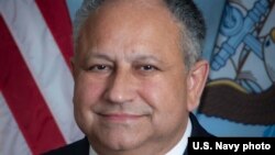 资料照:海军部长卡洛斯·德尔托罗 (美国海军网站)