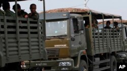 စစ်ကားများကိုတွေ့ရစဉ် (မတ်လ ၂၀၁၃)