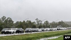 Người dân di tản từ Naples xuống Miami, bang Florida, ngày 8/10/2024 để tránh bão Milton.