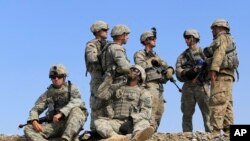 Архівне фото. Американські солдати беруть участь у багатонаціональних військових навчаннях Noble Partner 2017 під керівництвом НАТО на військовій базі Вазіані, неподалік від Тбілісі, Грузія, 9 серпня 2017. AP Photo/Shakh Aivazov