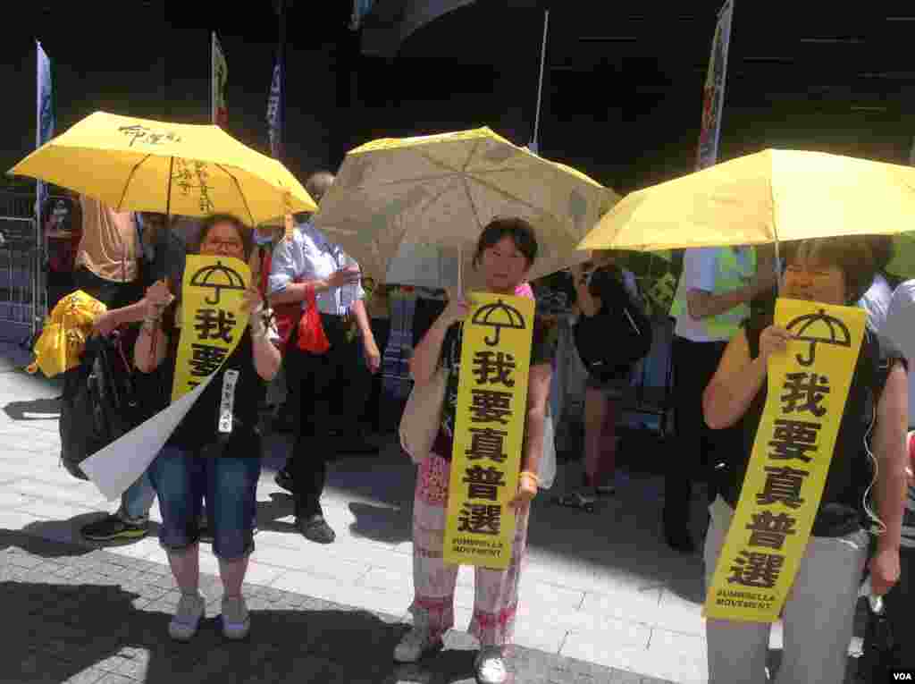 香港立法会否决2017年特首选举方案(美国之音海彦拍摄)