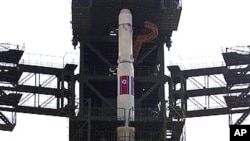 朝鲜的银河3号火箭4月8号在卫星发射设施里