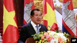柬埔寨首相洪森 (2018年12月7日)在记者会上(美联社)