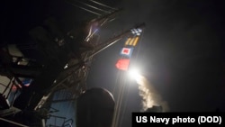 2017年4月7日,美国海军阿利-伯克级驱逐舰罗斯号在发射战斧导弹。